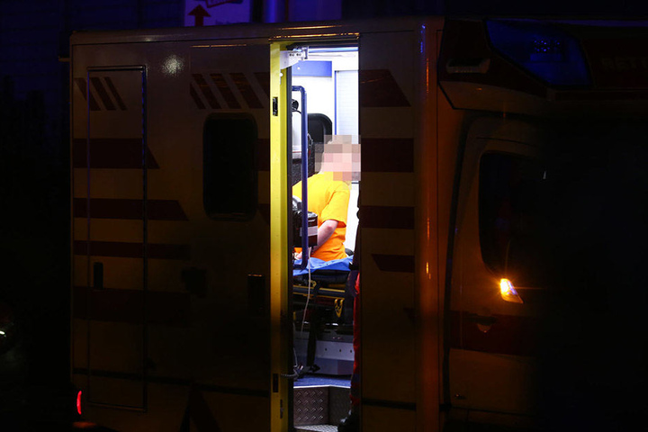 Der Bewohner wurde offenbar in Begleitung der Polizei in ein Krankenhaus gebracht.