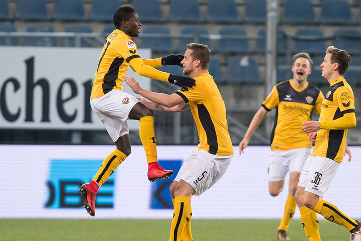Moussa Konè (l.) sprang Manuel Konrad nach seinem Treffer in die Arme.