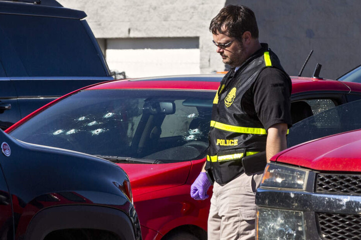 Ein Ermittler des Oklahoma "State Bureau of Investigation" arbeitet am Tatort