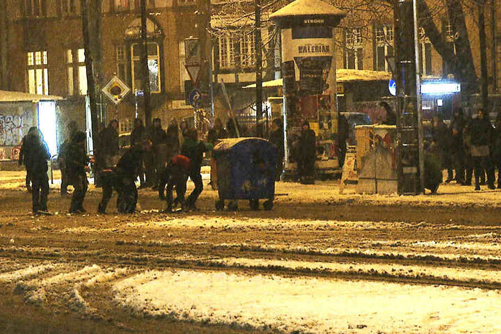 Auch Mülltonnen landeten kurzzeitig auf der Straße.