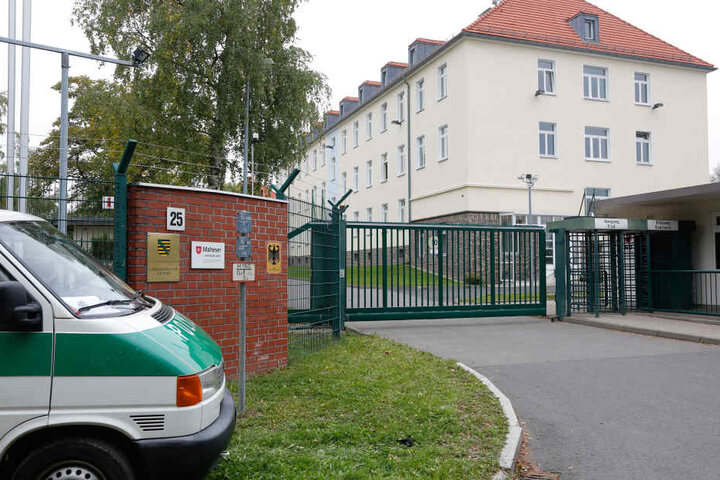 In der Erstaufnahmeeinrichtung am Adalbert-Stifter-Weg wollte ein Bewohner offenbar aus dem dritten Stock springen.