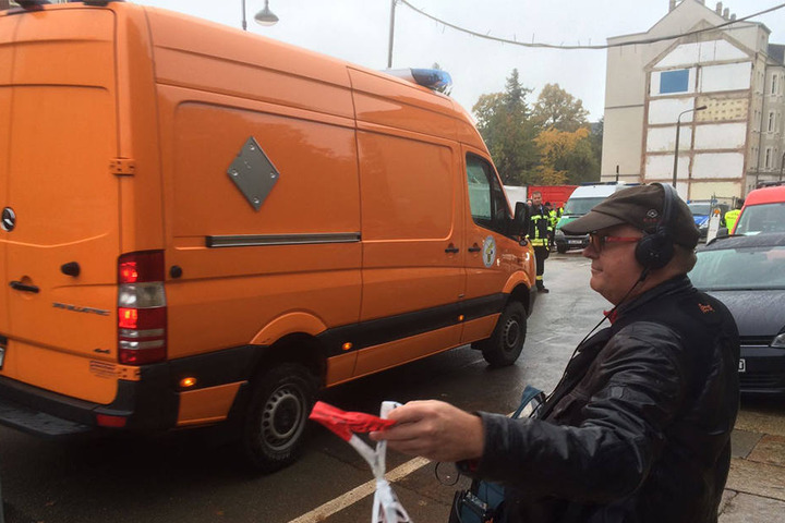 Der Kampfmittelbeseitigungsdienst trifft am Fundort der Bombe ein.