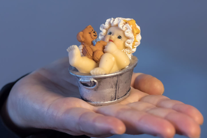 Neben Sammlerstücken (F.) zeigt die Ausstellung auch viele selbst gestaltete Miniaturen.