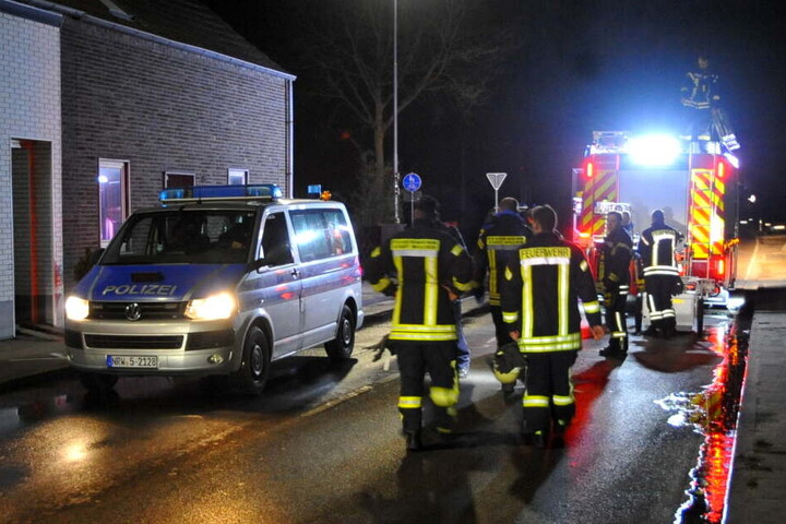 Polizei und Feuerwehr stehen an der Unfallstelle.
