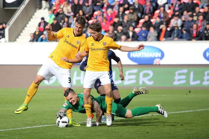 Heidenheims Keeper Kevin Müller krallt sich den Ball zwischen Stefan Kutschke (l.)und Andreas Lambertz.