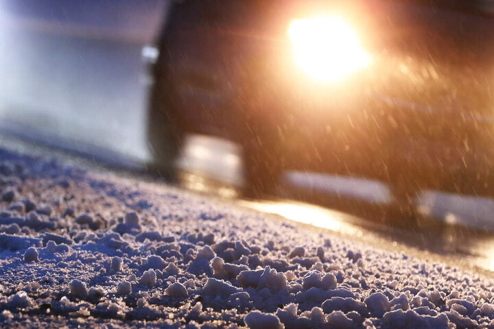 Wetter in Bayern: Im Süden des Freistaates fiel in der Nacht auf Montag bereits Schnee. (Symbolbild)