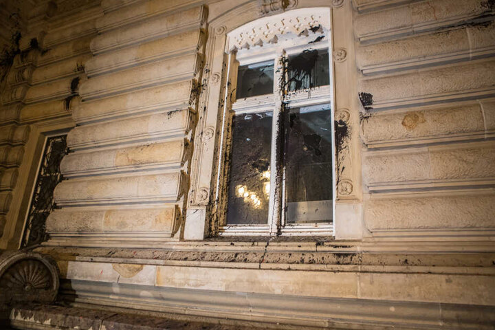 Steine flogen, Fensterscheiben barsten und auch an Farbe wurde bei der Attacke nicht gespart.