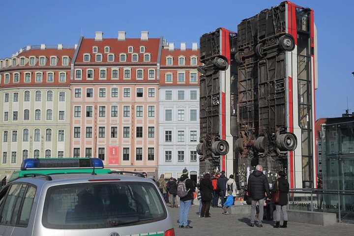 In Dresden sorgten die drei aufgerichteten Busse für hitzige Diskussionen.