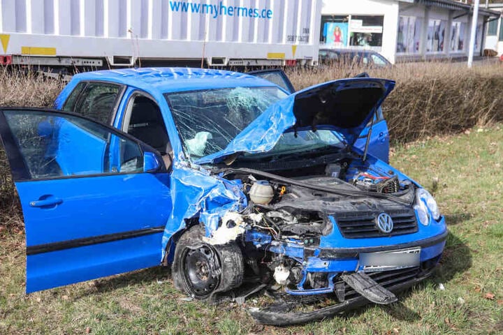 Der Autofahrer wurde bei dem Unfall schwer verletzt.