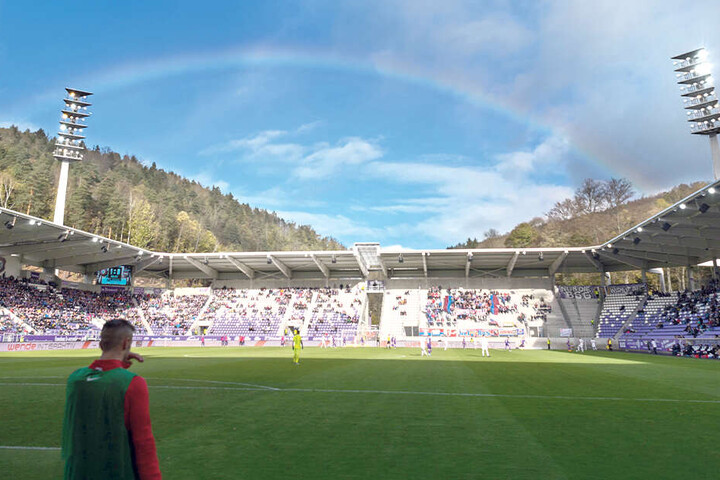 Tolles Panorama: Über dem Erzgebirgsstadion wölbt sich vor der Partie gegen Heidenheim ein Regenbogen.