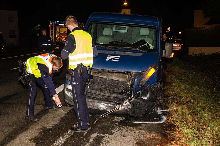 Auch der Geldtransporter wurde schwer beschädigt.