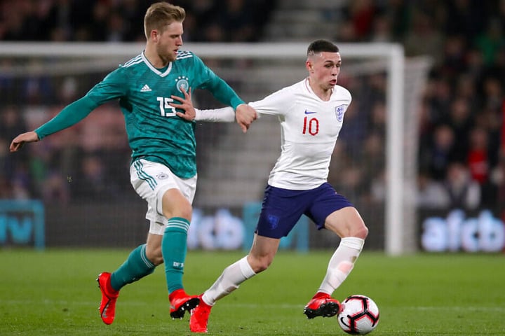 Arne Maier kämpft beim U-21-Länderspiel gegen England mit Phil Foden um den Ball.