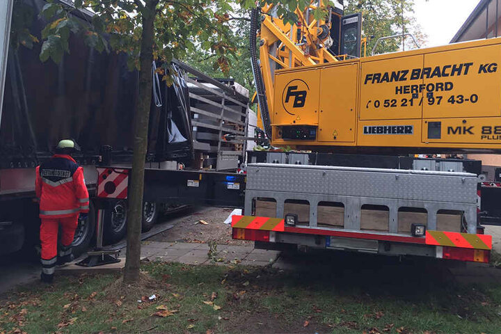 Der Kran war dabei den LKW zu entladen.