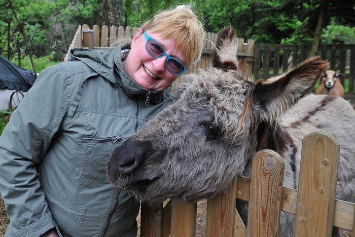 Zwei, die sich mögen: Hobby-Schafzüchterin Birgit May (51) und ihr Wach-Esel Karlo (5).