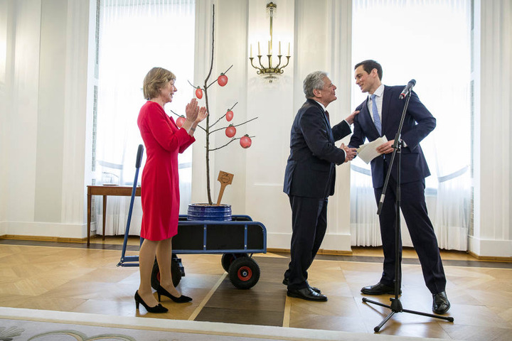 Zum Abschied gab's für den scheidenden Bundespräsidenten seinerzeit ein Pillnitzer Apfelbäumchen.