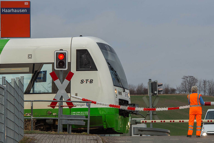 Wie lange die Bahnmitarbeiter noch absichern müssen? Ungewiss.