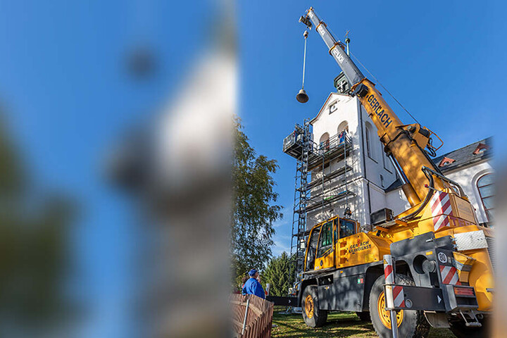 Ein Kran hievte die Bronze-Glocken in den Kirchturm. Zum Reformationstag sollen sie erstmals läuten.