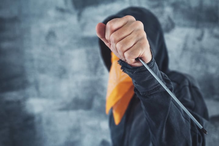 Mehrfach stach der Täter auf sein zwei Jahre älteres Opfer mit dem Schraubenzieher ein (Symbolbild).
