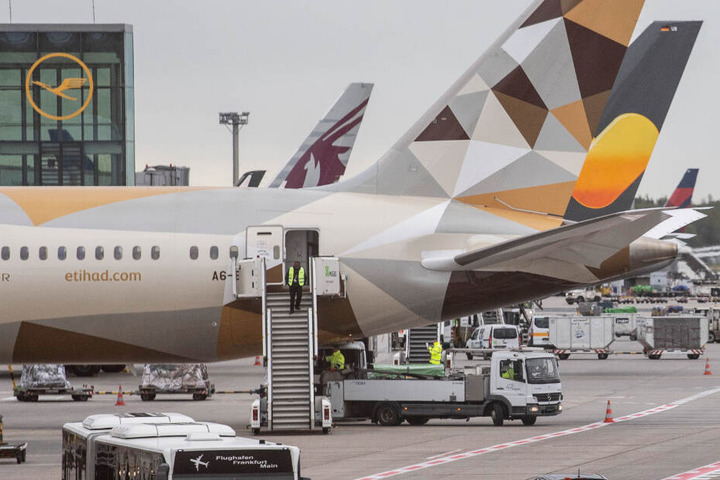 Passagiermaschinen auf dem Vorfeld von Terminal 1 des Flughafens. Nach der Sichtung einer Drohne war der Flugverkehr am Morgen für etwa eine Stunde eingestellt worden.