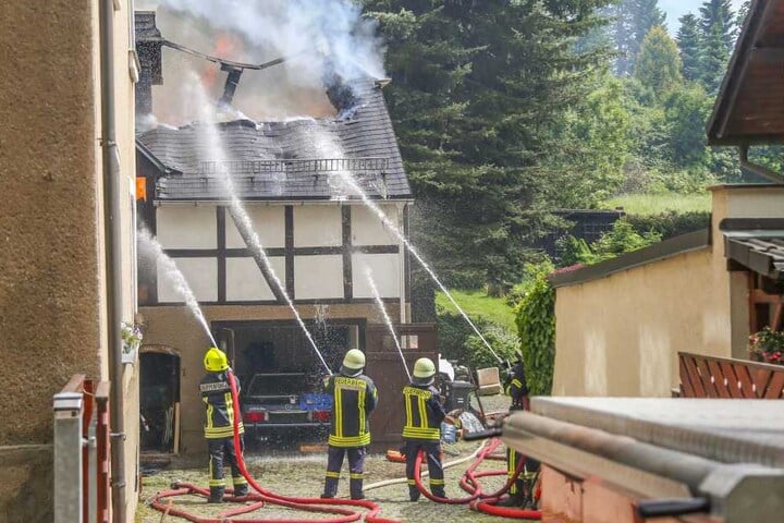 Insgesamt wurden elf Personen aus dem betroffenen Haus und umliegenden Häusern evakuiert.