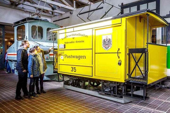 Der alte Postwagen der Lockwitztalbahn steht im Straßenbahnmuseum.