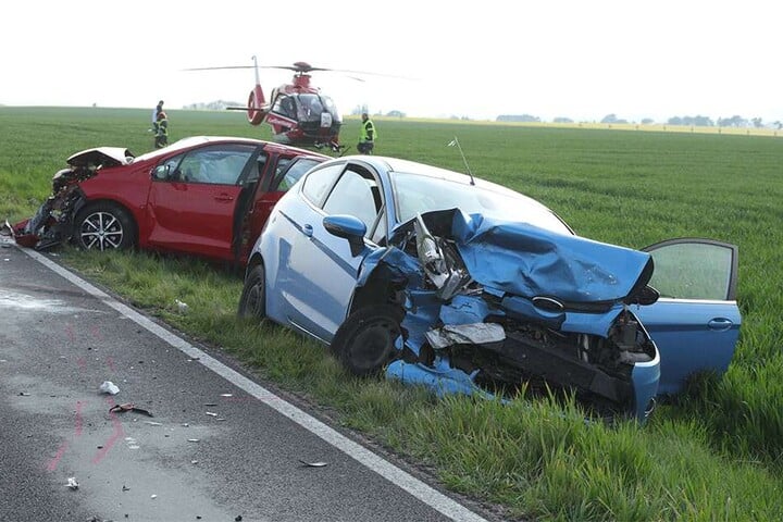 Beide Autos sollen Totalschaden haben.