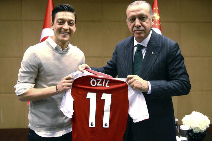 Mesut Özil (l.) überreichte Recep Tayyip Erdogan ein Trikot.