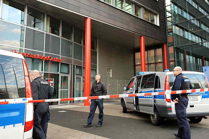 Polizisten sichern das Jugendamt - es war die fünfte Drohung seit Ende Oktober.