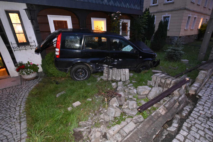 Ein 19-Jähriger krachte mit seinem Honda gegen eine Hauswand. Er und sein Beifahrer wurden leicht verletzt.