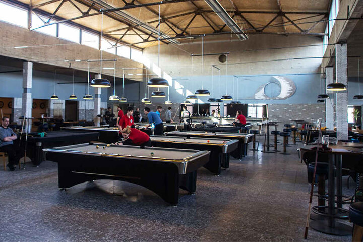 Die drei Besitzer der Mensa wollen weg vom Image "Kneipensport", sie spielen selbst im Verein "Billard Fabrik".