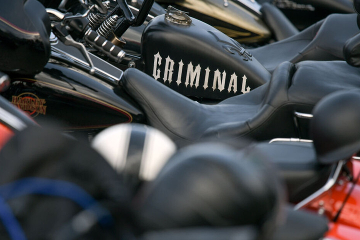 Der Schriftzug "Criminal" ist in Hamburg auf dem Friedhof Ohlsdorf bei einer Trauerfeier der Hamburger Hells Angels auf einem Motorrad zu lesen (Symbolbild).