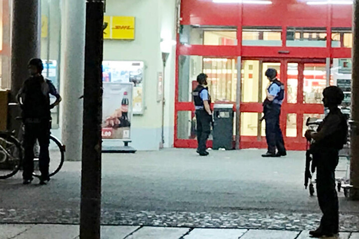 Schwer bewaffnete Beamte stehen am Eingang des Kaufland-Marktes. Hier soll der Mann mit einem angeblichen Bombengürtel gesehen worden sein.