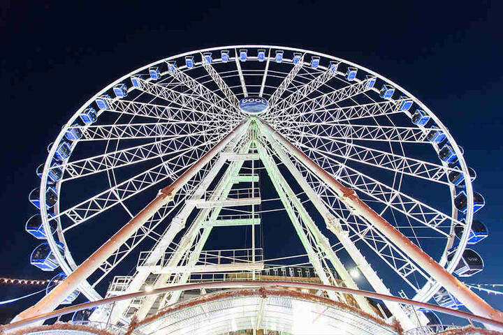 Das Riesenrad "Wheel of vision" ist 55 Meter hoch und sorgt für den schönsten Ausblick auf die Stadt.