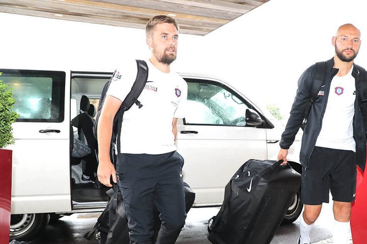 Videoanalyst Philipp Ahlsleben und Philipp Riese bei der Ankunft im Trainingslager.