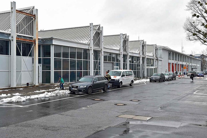 Die Szenekünstlerin schenkt dem alten Terminal eine neue Farbschicht, bald wird das Gebäude aber abgerissen.