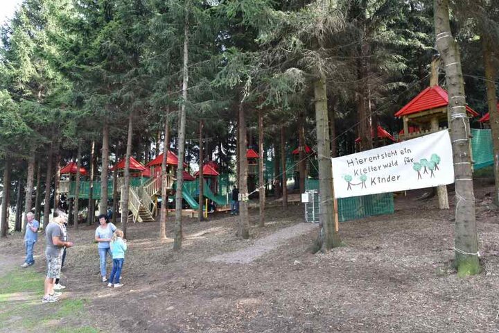 Zwischen Skihang und Sommerrodelbahn eröffnete jetzt ein Kletterpark in Altenberg.