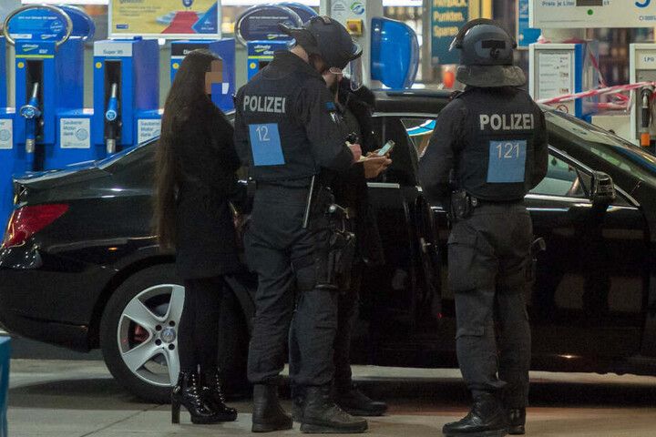 Die Polizei kontrollierte die anwesenden Personen.