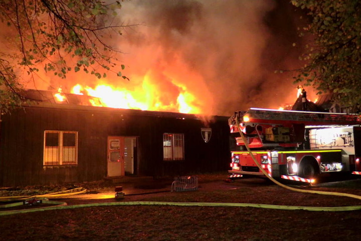 Knapp 100 Feuerwehrkräfte kämpften stundenlang gegen die Flammen.