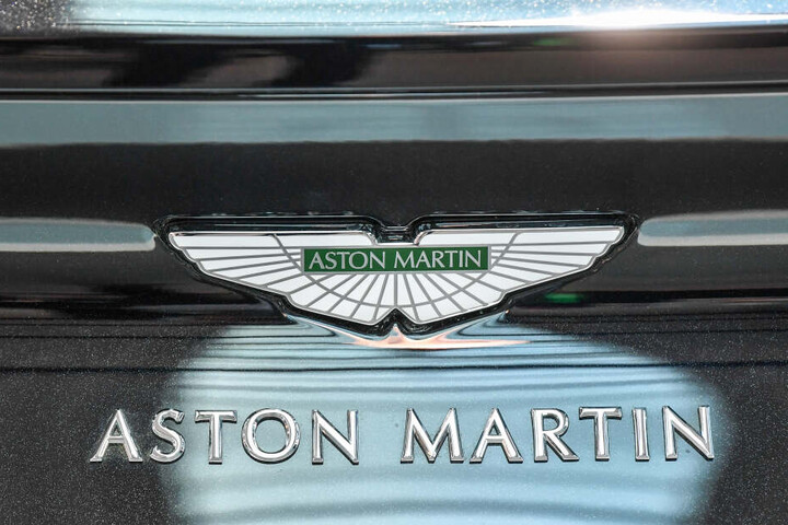 Die Briten fuhren mit ihren Sportwagen von Aston Martin und Co. durch Europa, dabei vielen sie bayerischen Polizisten auf. (Symbolbild)