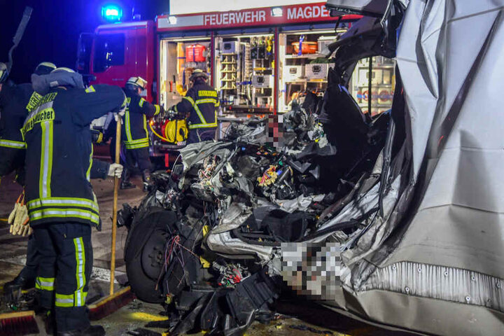 Für den Fahrer kam jede Hilfe zu spät, er war sofort tot.
