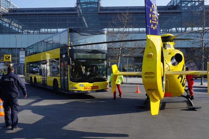Der Doppeldeckerbus rammte am Freitagvormittag den Helikopter an.
