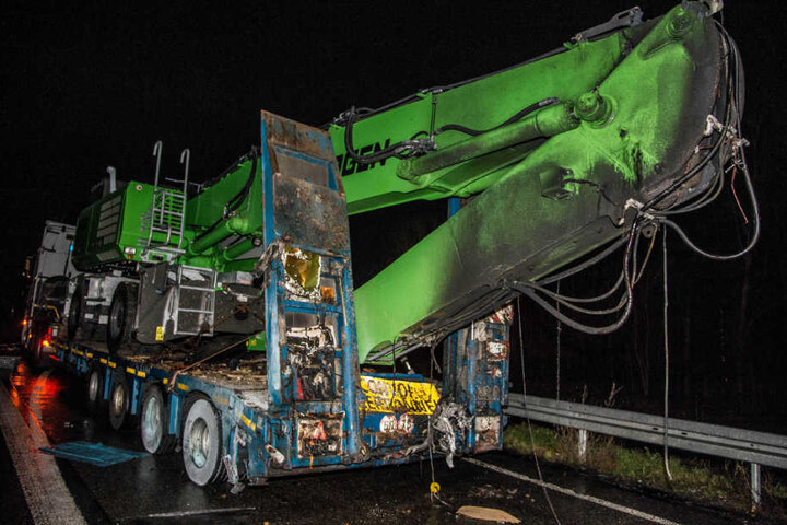 Der Schwertransporter, in dessen Begleitfahrzeug das Auto krachte.