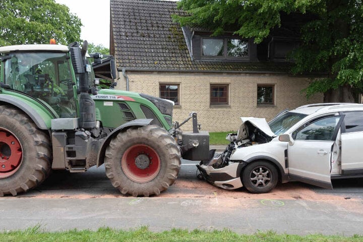 Der Trecker stieß mit einem Auto zusammen.