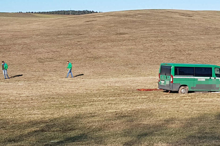 Die Abkürzer fuhren sich nicht unweit des Unfall im Feld fest.