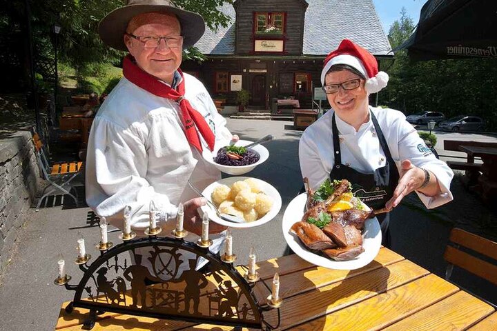 Bei Katrin und Heiko Schmidt (52) in der Köhlerhütte Fürstenbrunn gibt’s mitten im Sommer Gänsebraten und Weihnachtslieder.