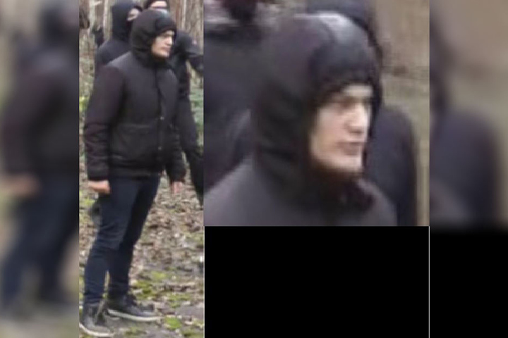Komplett dunkel gekleidet, das Gesicht aber frei: Wer ist dieser Mann?