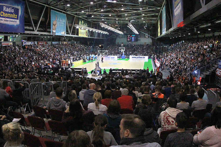 Welch eine Atmosphäre in der Chemnitz Arena. Das Basketball-Match war eine perfekt organisierte Veranstaltung.