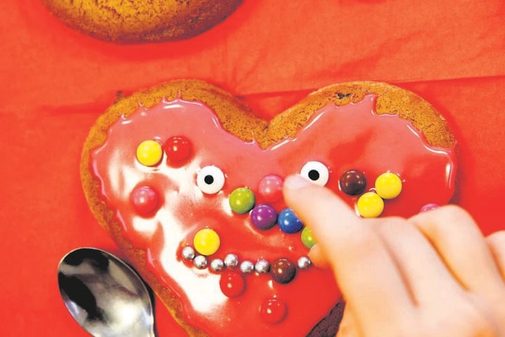 Zuckerguss, bunte Perlen & Augen - schon lacht das Lebkuchenherz der Bäckerei Reimann.