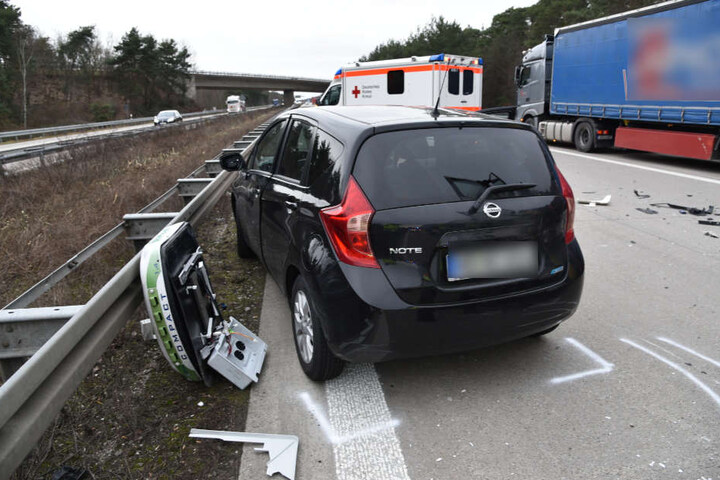 Dieser Nissan wurde anschließend noch touchiert. Der Fahrer blieb unverletzt.
