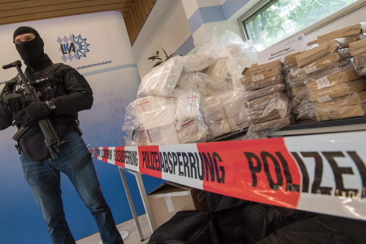 In Fürth haben sich auf Einladung des bayerischen Landeskriminalamtes Fahnder aus 22 Ländern getroffen, um die internationale Zusammenarbeit im Kampf gegen die Rauschgiftkriminalität zu verbessern.